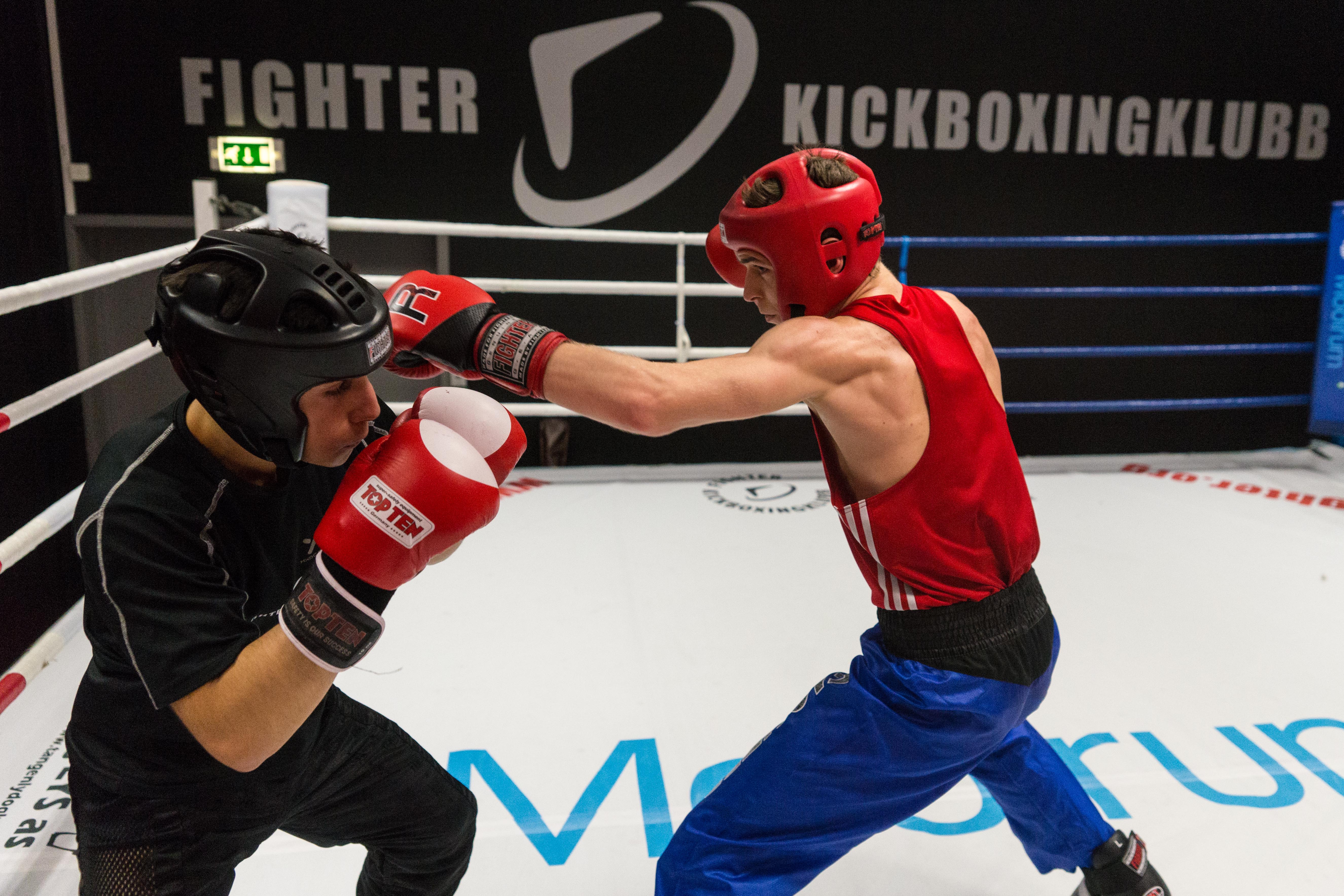 To ungdommer i kickboxekamp