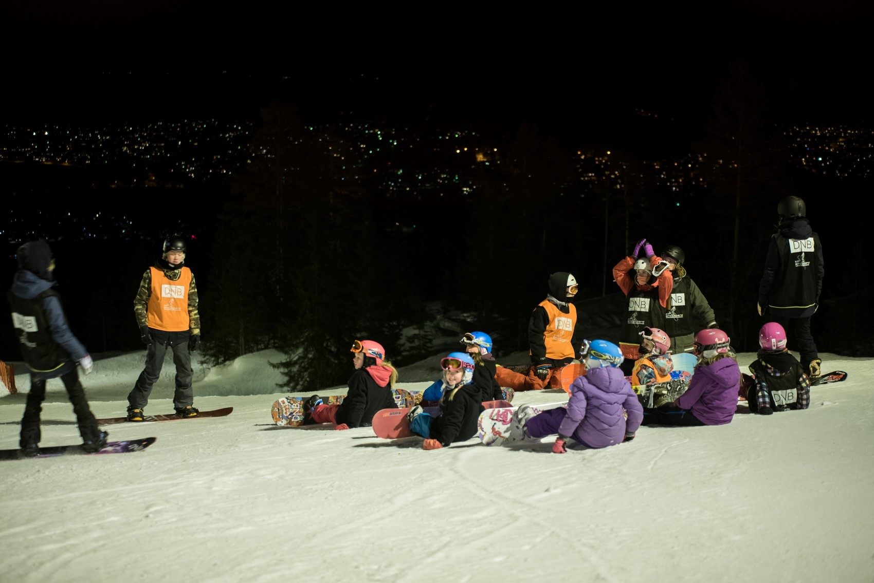 Barn og ungdom på snowboard 