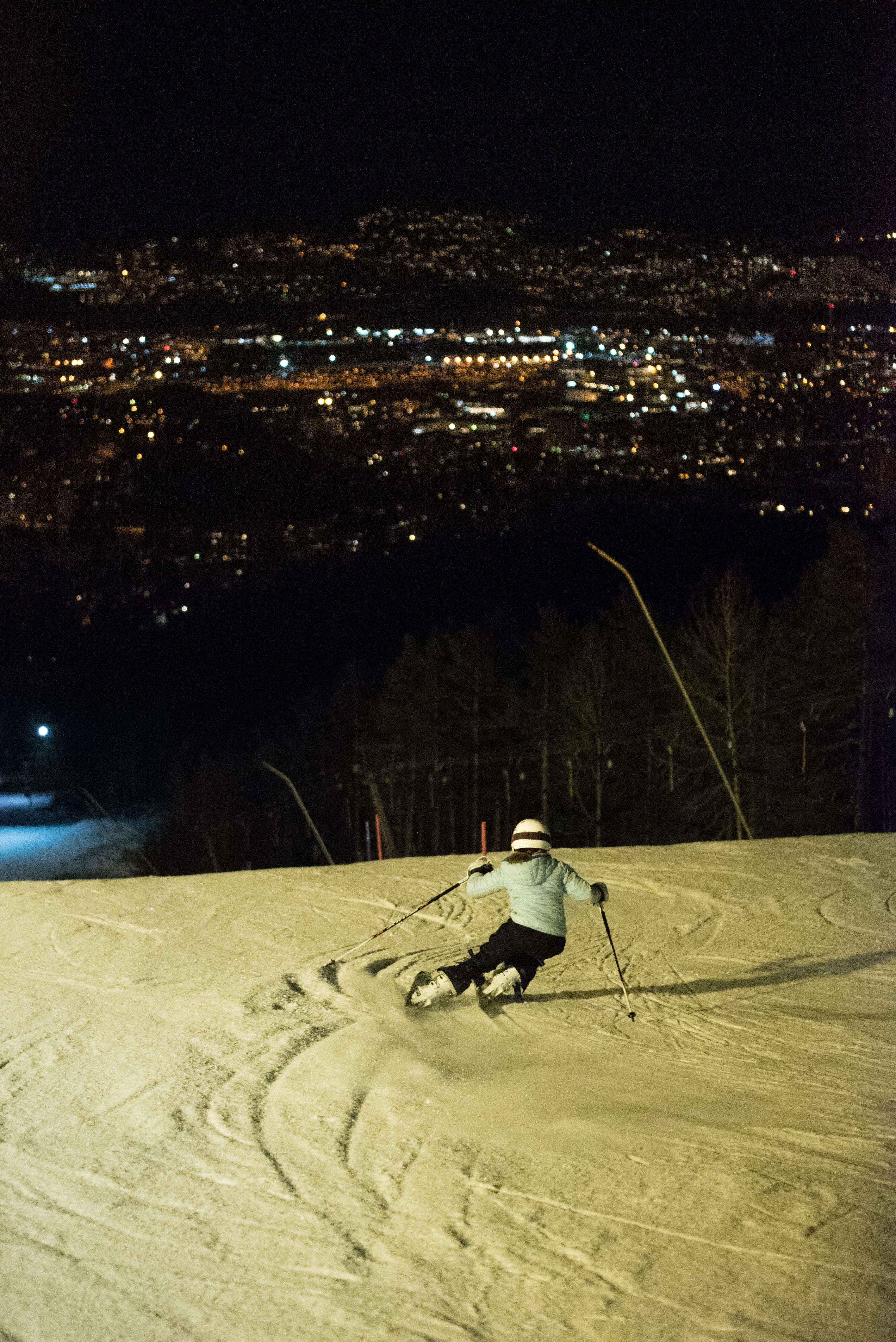 Jente som står slalom