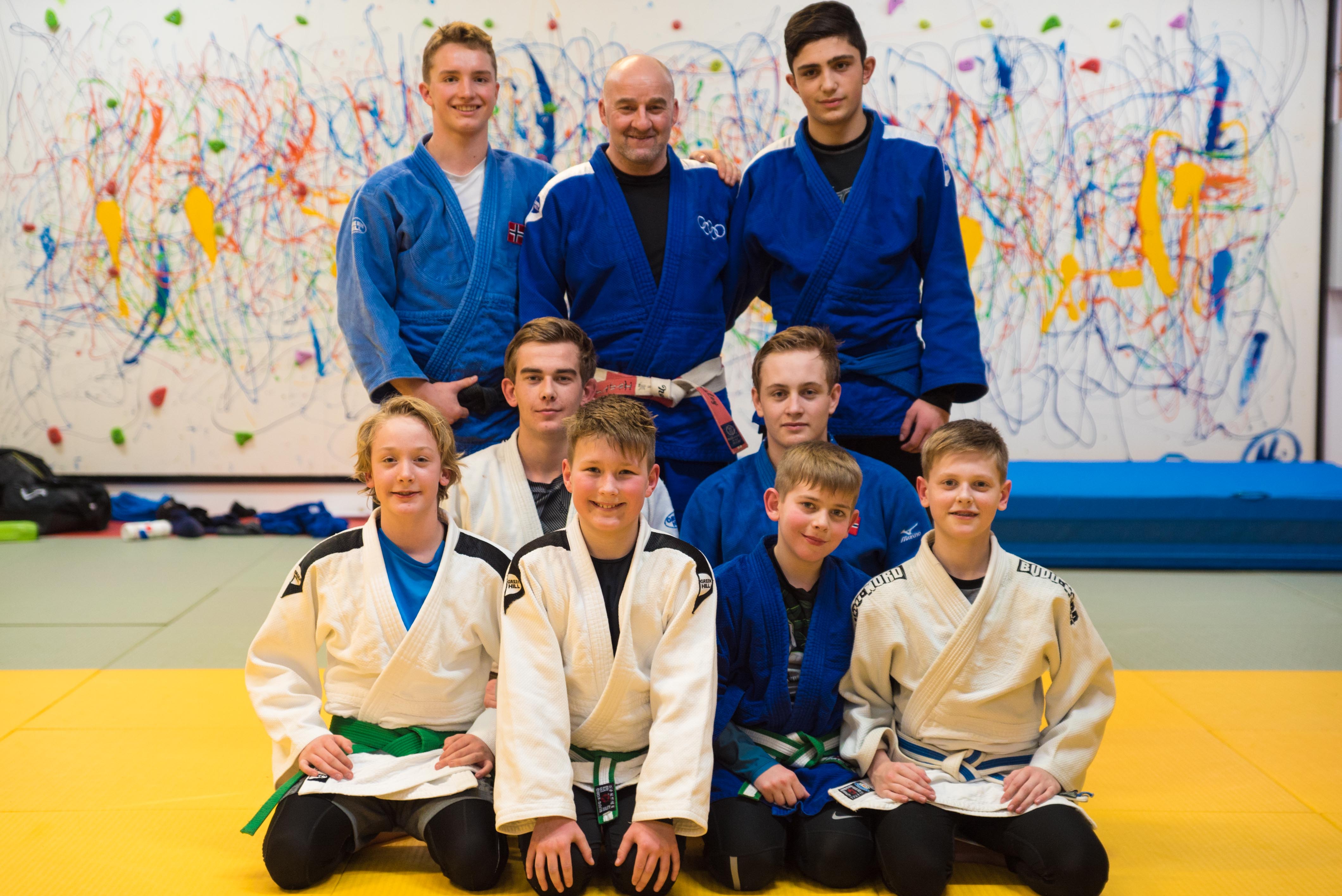 Ungdommer og trener i Sandnes Judoklubb
