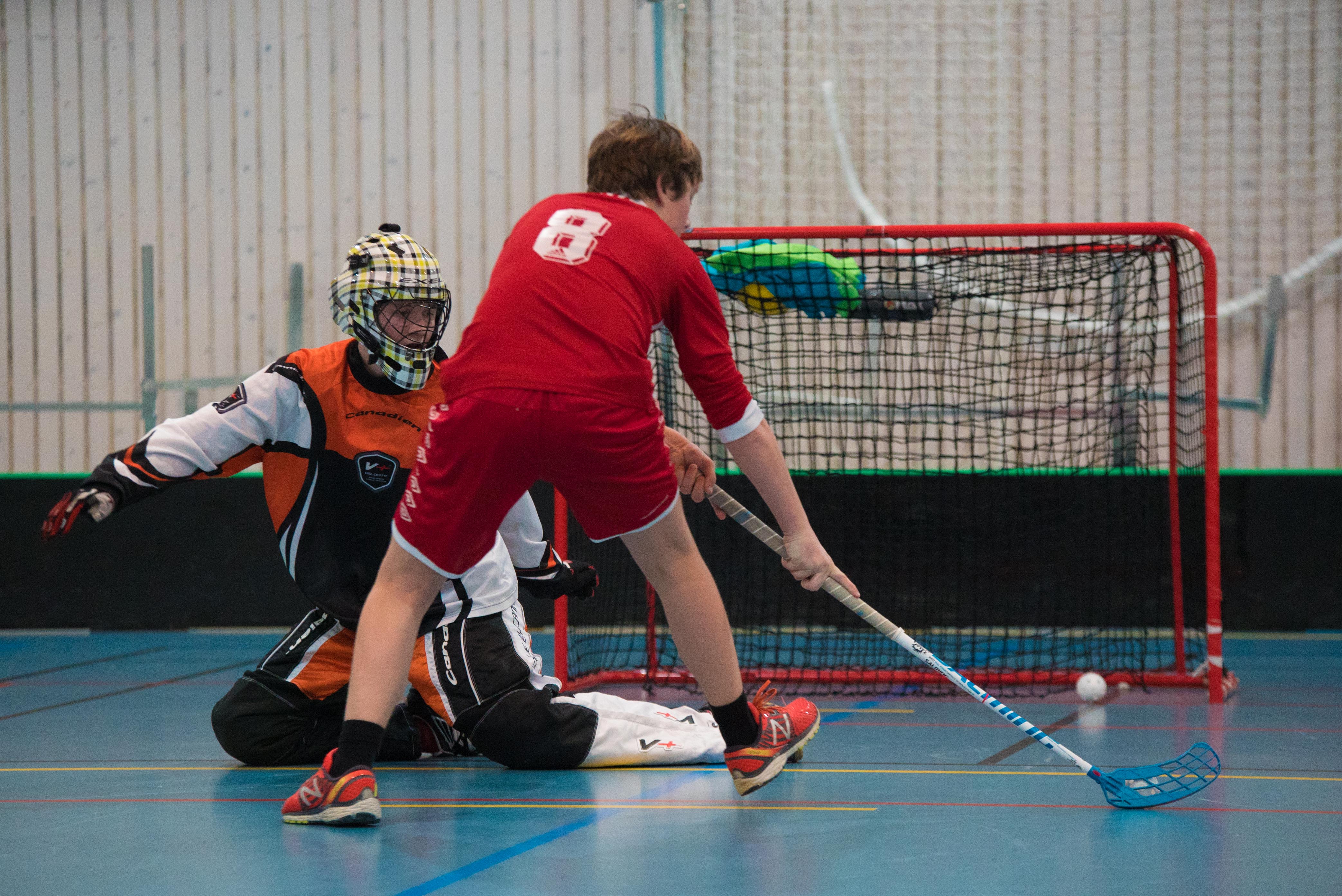 Gutt som skårer mål i innebandy